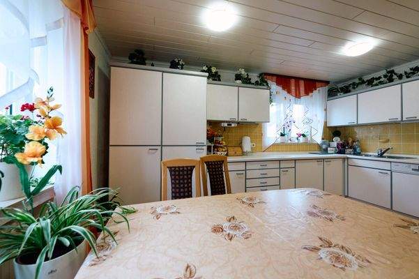 Küche mit Einbauküche mit Essbereich 