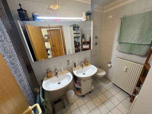 Badezimmer mit Badewanne.JPG