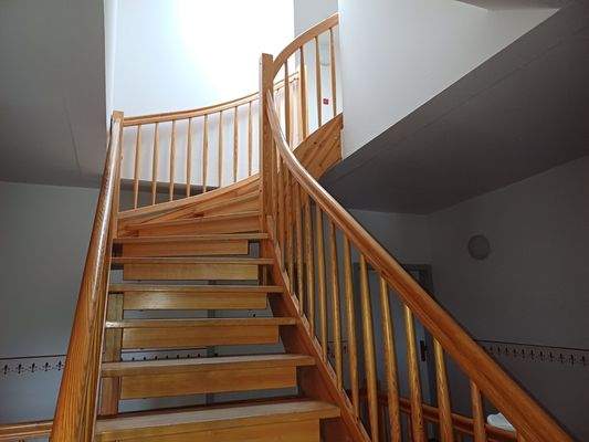 Holztreppe mit Geländer