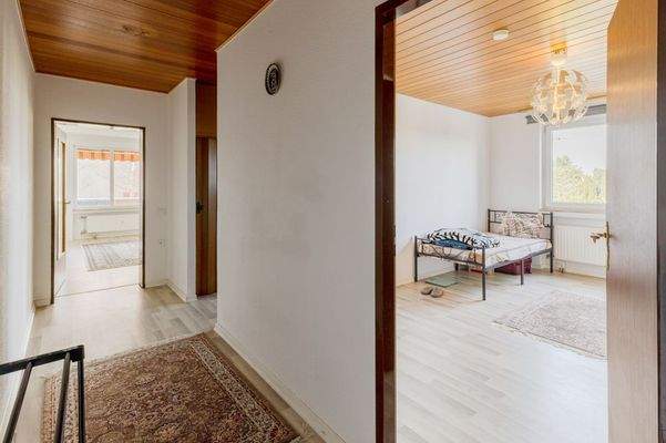 Flur mit Blick ins Schlafzimmer