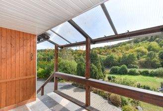 überdachter Balkon im Erdgeschoss