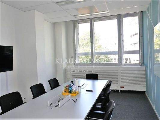im Büro, 637m²