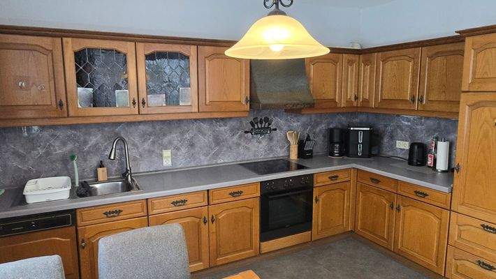 Einbauküche mit Essbereich