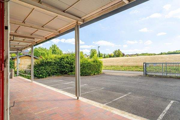 Rampe und Parkplätze