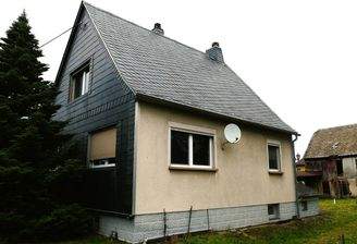 1 Einfamilienhaus mit dahinterliegenden Scheunengebäude.JPG