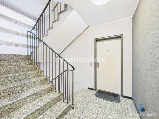 Treppenhaus & Aufzug