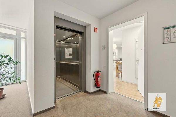 Fahrstuhl + Eingang Wohnung