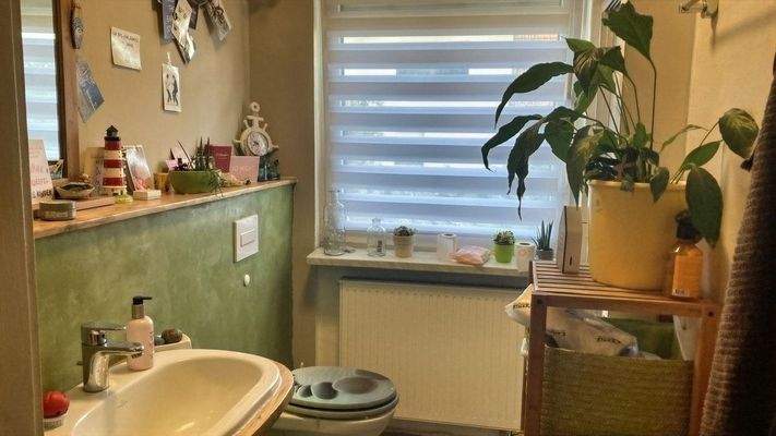 Bad mit Dusche im EG