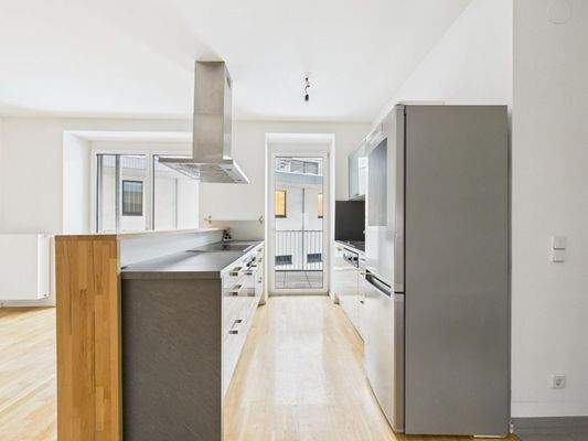 CAM04191G0-PR0076-STILL001