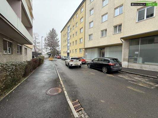 Parkplätze hinter dem Haus