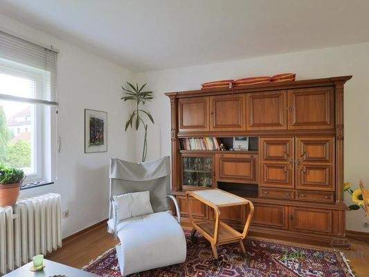 Schrankwand und Sessel