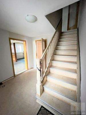 EG – Eingangsbereich mit Treppe zum OG