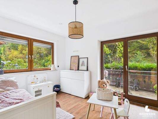 Helles Kinderzimmer mit Balkon