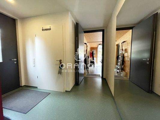 Gerade aus gehts zur Garage, hinter der linken Tür verbirgt sich die Gäste Toilette