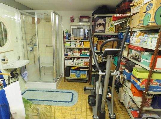 Abstellraum samt Bad