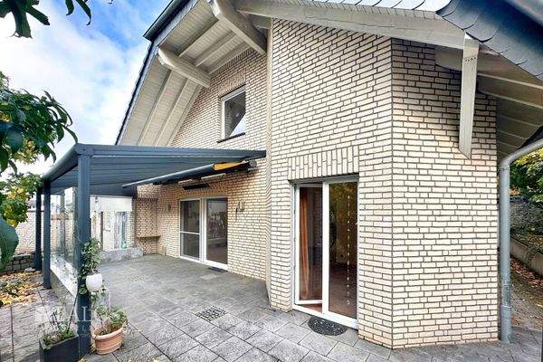 Gebäuderückseite und Terrasse