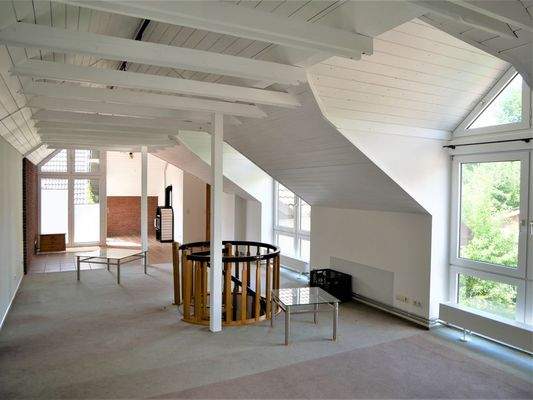 großzügiges Zimmer OG