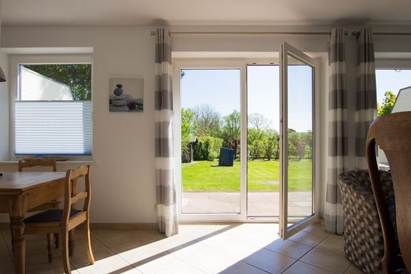 Große Fensterfront zum Garten.jpg