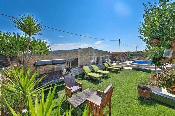 Ein herrlicher Pool schmückt den schönen Garten