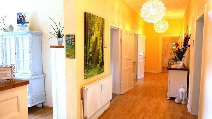 Zu den Zimmern links