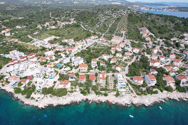 Luxuriöse Ruhe nahe Rogoznica – Ihr Traumurlaub wartet