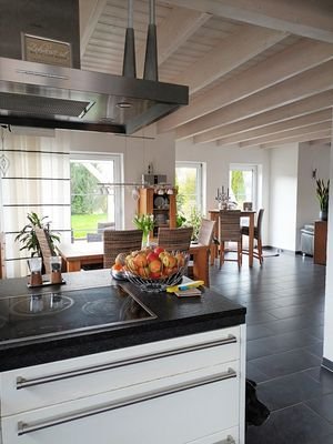 Blick von Küche zum Wohnbereich