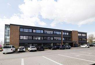 Ansicht Parkplatz - Haupteingang Office
