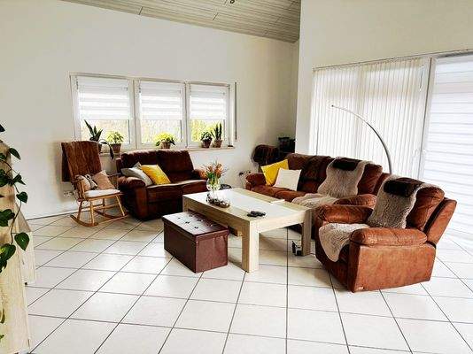 Wohnbereich mit Balkonzugang.JPG