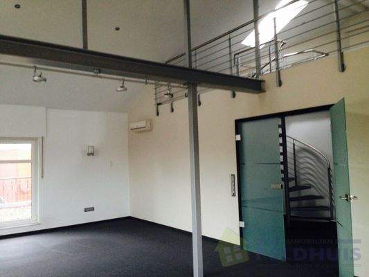 Büroraum mit Galerie Bild 1