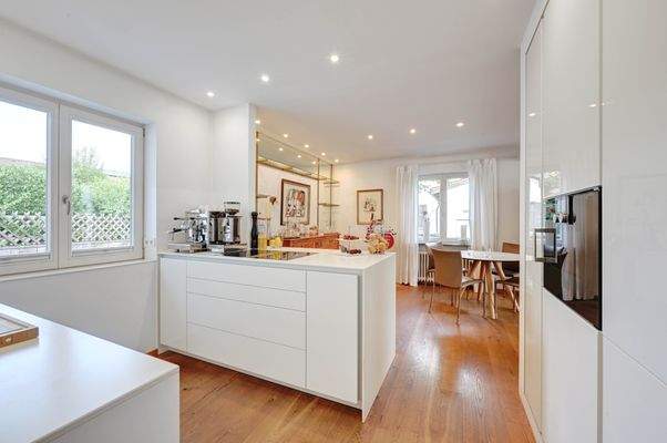 Blick von der Küche auf den Essplatz