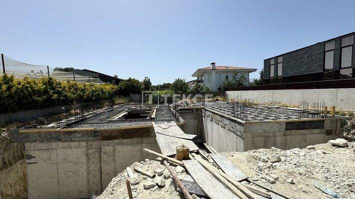 House with a Garden and a Pool Close to the Sea in İzmir Çeşme