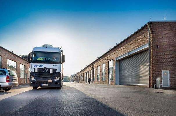 industriepark-terrania-hilden-lkw-hauptgasse-gegenlicht-b-web