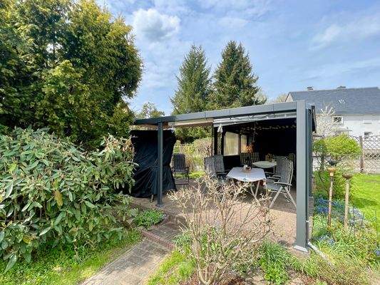 Überdachte Terrasse mit Kamin