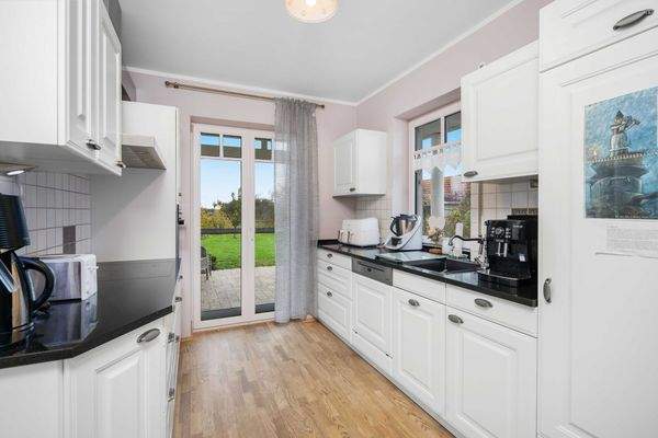 Hochwertige LEICHT-Küche mit direktem Gartenzugang