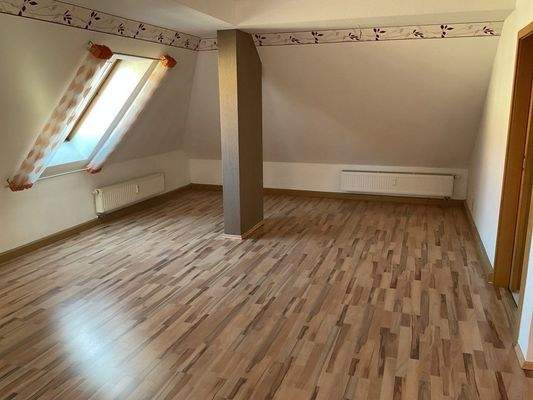 Dachzimmer mit Holzfussboden