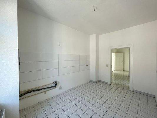 Geflieste, große Küche mit Fliesenspiegel