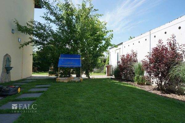 Garten mit Garage hinten rechts