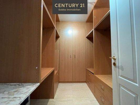 Begehbarer Kleiderschrank