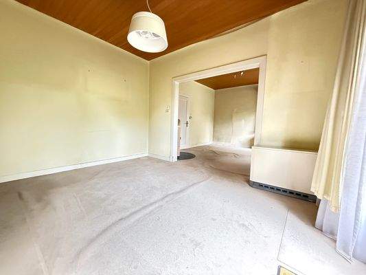 Blick vom Esszimmer in das Wohnzimmer