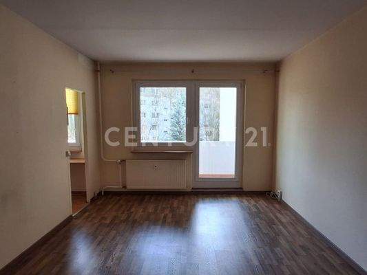 Wohnzimmer mit Zugang zum Balkon