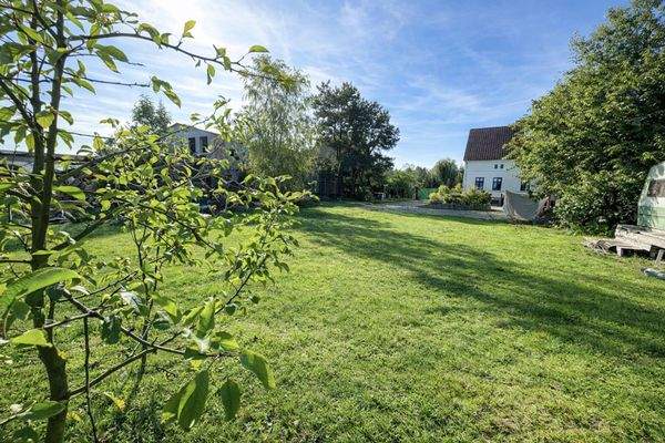 Blick in Richtung Garten, MFH & Scheune