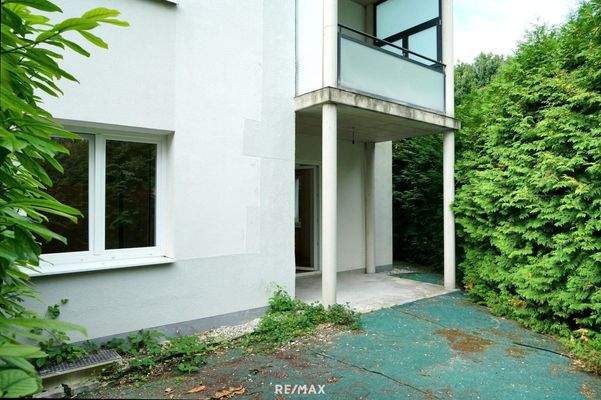 Terrasse Vorderseite mit Garten