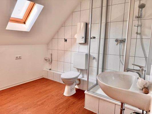 mit Waschmaschinenanschluss