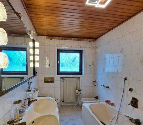 Bad mit Wanne und Dusche EG