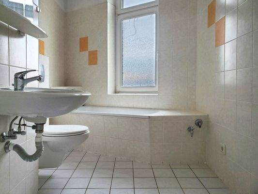 Badezimmer mit Wanne.jpg