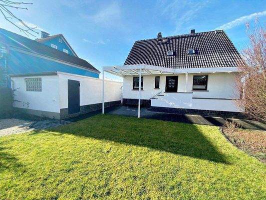 Blick vom Garten auf den Eingangsbereich