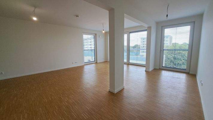 Helles Wohnzimmer mit Parkett