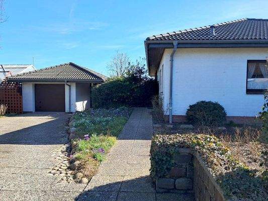 Garage und Stellplatz