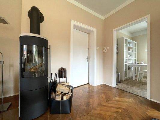 Kaminofen und Zugang zur Küche