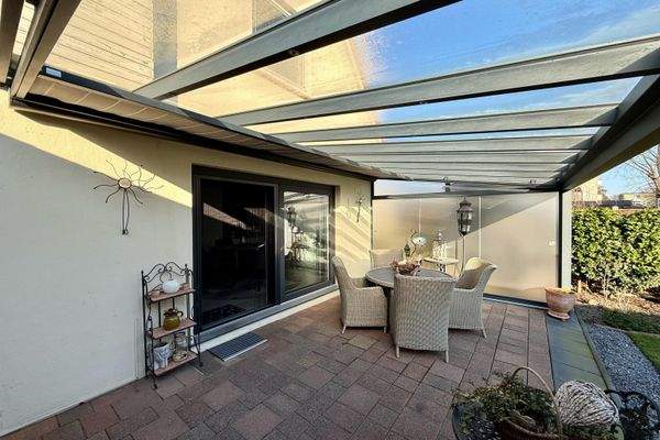 Überdachte Terrasse mit Beschattung